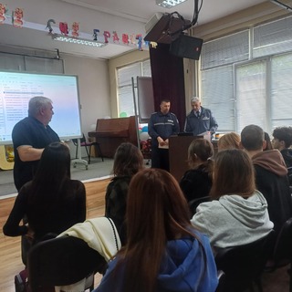 Ръководни служители на „Пътна полиция“ се срещнаха със зрелостници  от търговищко училище в навечерието на бала им