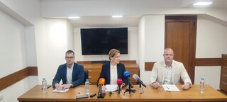 Петима мъже, извършвали телефонни измами, са задържани във Ветово