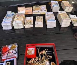Близо половин милион лева в пари и бижута са иззети при реализация, свързана с романтични измами