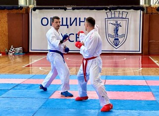 Полицаи от Силистра с медали и купа от републикански турнир по карате