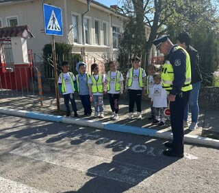 Поредицата от образователни беседи с май-малките участници в пътното движение продължава