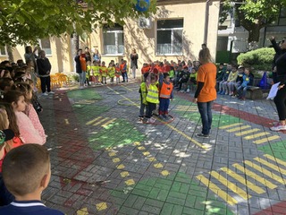 Поредицата от образователни беседи с май-малките участници в пътното движение продължава
