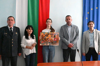 Наградиха победителите в областния кръг на Международния конкурс за детска рисунка „С очите си видях бедата“