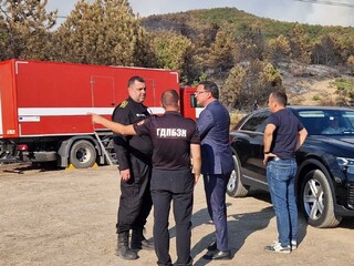 Министър Даниел Митов: Благодаря на всички 180 човека, които и в момента гасят пожара при Струмяни