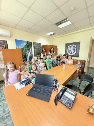 Деца от детска градина № 6 „Българче“ на гости на полицаите от Второ РУ