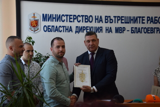 Директорът на ОДМВР-Благоевград старши комисар Георги Кандев връчи награди от името на ръководството на МВР на полицейски служители на РУ-Сандански и гражданка на курортния град за разкриване на телефонна измама
