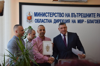 Директорът на ОДМВР-Благоевград старши комисар Георги Кандев връчи награди от името на ръководството на МВР на полицейски служители на РУ-Сандански и гражданка на курортния град за разкриване на телефонна измама