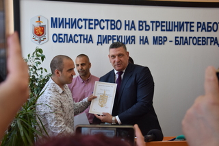 Директорът на ОДМВР-Благоевград старши комисар Георги Кандев връчи награди от името на ръководството на МВР на полицейски служители на РУ-Сандански и гражданка на курортния град за разкриване на телефонна измама