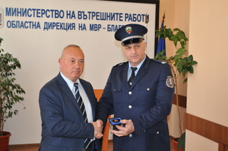 Заместник-министър Емил Ганчев връчи награда „Почетен знак на МВР“ - III степен на младши полицейски инспектор Тодор Кимов и ново служебно оръжие на полицейски служители от ОДМВР-Благоевград