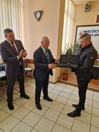 Заместник-министър Емил Ганчев връчи награда „Почетен знак на МВР“ - III степен на младши полицейски инспектор Тодор Кимов и ново служебно оръжие на полицейски служители от ОДМВР-Благоевград