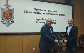 Министър Демерджиев награди с огнестрелно оръжие бившия директор на РДПБЗН Благоевград Георги Пармаков