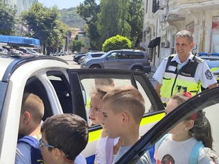 Деца от занималня в Шумен посетиха полицейското управление, за да се запознаят със спецификата на полицейска професия
