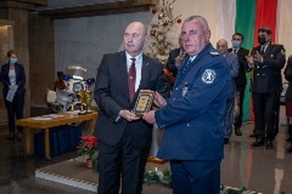 Младши инспектор Алекси Митов - старши полицай в сектор „Охранителна полиция“ при ОДМВР – Благоевград с  поощрителна награда „Полицай на годината 2021“
