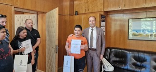 По примера на доброто: Ученици върнаха изгубено портмоне и получиха признание от МВР