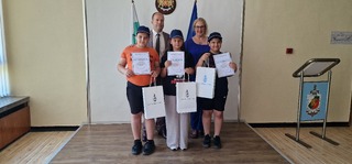 По примера на доброто: Ученици върнаха изгубено портмоне и получиха признание от МВР