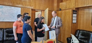 По примера на доброто: Ученици върнаха изгубено портмоне и получиха признание от МВР