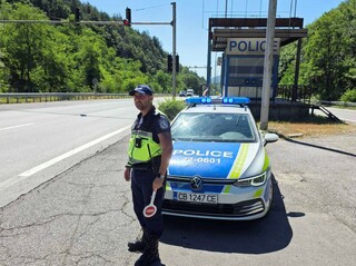 Полицаи от РУ-Костенец транспортираха онкоболна жена до болница в София