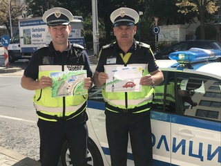 Деца от II В клас в 3 ОУ „Димитър Талев“ с подарък към водачите в Деня без загинали на пътя