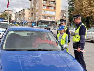 Деца от Детското полицейско управление при 03 ОУ „Димитър Талев“ връчиха собственоръчно изработени рисунки на водачи на МПС с призив " Карай внимателно"