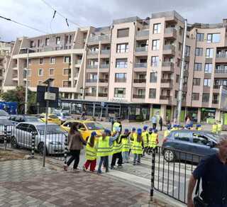 Деца от Детското полицейско управление при 03 ОУ „Димитър Талев“ връчиха собственоръчно изработени рисунки на водачи на МПС с призив " Карай внимателно"
