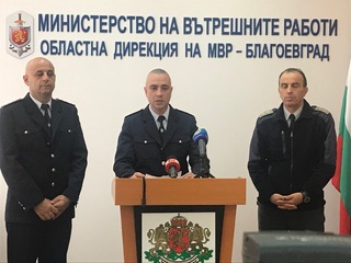 Комисар Антон Доклев, старши инспектор Цветан Ангелов и главен инспектор Юлиян Петров оповестиха предприетите мерки за спокойни и безопасни Коледни и Новогодишни празници