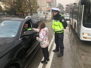 Деца от Второ основно училище „Димитър Благоев“ в Благоевград подадоха ръка към водачите с апел за безопасно шофиране