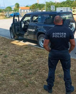 Бус с 24 нелегални мигранти е задържан в бургаското село Лозенец