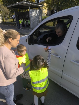 Възпитаници на детска градина 12 „Радост“ връчиха послания на водачи на автомобили