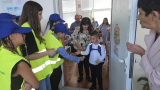 Доброволци от Детско полицейско управление – Радомир раздадоха на първолаци ключодържател във форматната на светлоотразителна жилетка