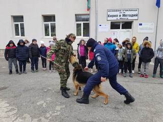 Демонстрация на работа с полицейско куче пред ученици в Банско, Добринище и с.Места