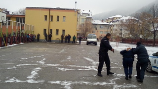 От полицейски служители на ОДМВР-Благоевград бе проведена открита демонстрация в изпълнение на Националната програма „Работа на полицията в училищата“