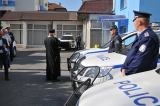 С пожелание да се ползват със здраве и в полза на обществото старши комисар Николай Хаджиев връчи ключовете на 19 нови служебни автомобила