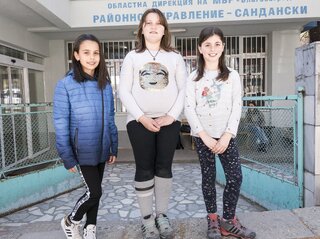 Три момичета от Сандански дадоха пример за честност и предадоха в полицията намерени пари