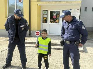 Полицейски служители от участъка на полицията в Хитрино проведоха тематични обучения по безопасност на движение
