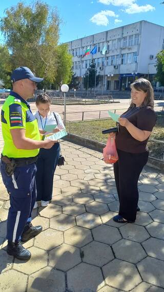 Полицейски служители с беседи към ученици и пешеходци във Върбица и Каолиново