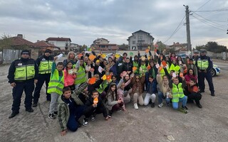 Деца изпратиха посланията на есенния лист към шофьорите в Сливница и Драгоман