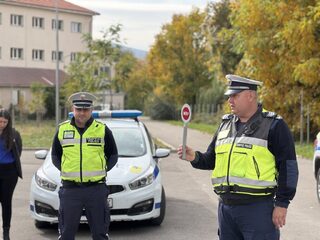 Полицията в Годеч с превантивна беседа пред ученици за безопасността им на пътя