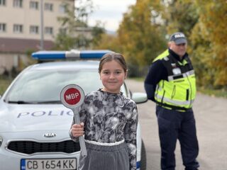 Полицията в Годеч с превантивна беседа пред ученици за безопасността им на пътя