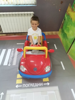 Полицаи от Етрополе упражниха с децата правилата за безопасност на пътя