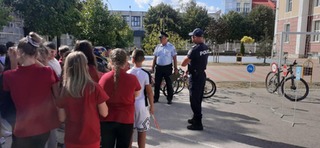 В Търговище полицейски служители показаха на близо 100 първокласници как да пресичат правилно на пешеходна пътека