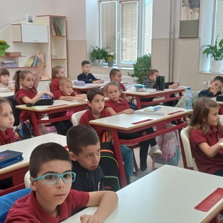 В Търговище полицейски служители показаха на близо 100 първокласници как да пресичат правилно на пешеходна пътека
