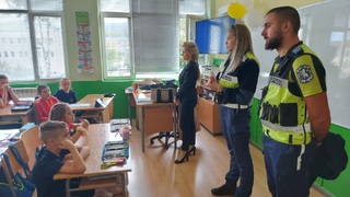 Служители на РУ-Етрополе обучиха деца на безопасно движение