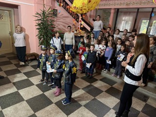 Деца от Шеста детска градина „Българче“ – гр. Перник поздравиха служителите на Второ РУ по повод професионалния празник на българската полиция