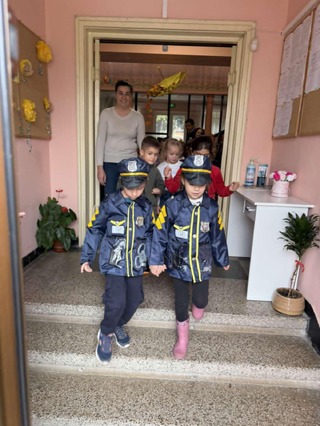 Деца от Шеста детска градина „Българче“ – гр. Перник поздравиха служителите на Второ РУ по повод професионалния празник на българската полиция