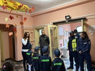 Деца от Шеста детска градина „Българче“ – гр. Перник поздравиха служителите на Второ РУ по повод професионалния празник на българската полиция