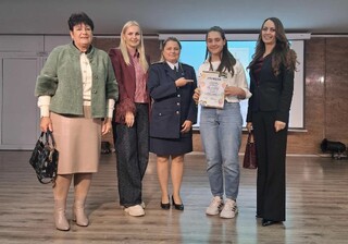 Яница Панева от Ихтиман с призова награда от конкурса за детска рисунка „Аз и моето детско полицейско управление“