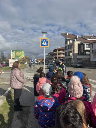 Първокласници от Самоков се упражняваха в безопасно пресичане