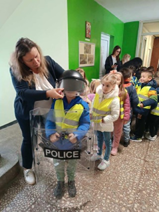 Деца от радомирски детски градини гостуваха в Районното управление по случай Деня на българската полиция