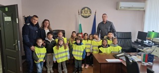 Деца от радомирски детски градини гостуваха в Районното управление по случай Деня на българската полиция