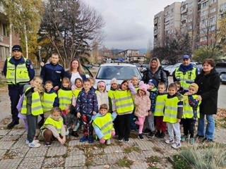 Деца от радомирски детски градини гостуваха в Районното управление по случай Деня на българската полиция